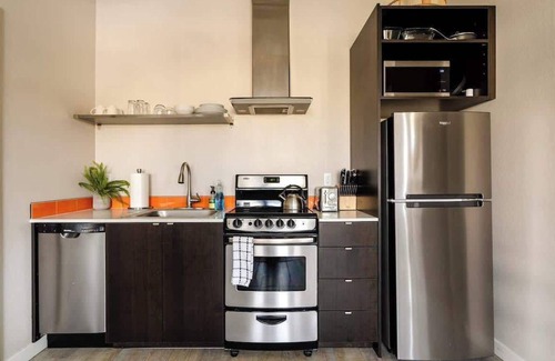 Belmont Apartment | Stylish Hawthorne 1BR w 90 WalkScore