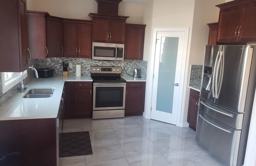 Timberlea Apartment | Stylish Heritage 5 BR House Ideal For Long Stays - With Jacuzzi