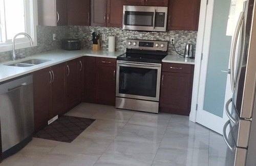 Timberlea Apartment | Stylish Heritage 5 BR House Ideal For Long Stays - With Jacuzzi