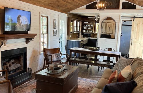 Boerne House | Stylish Hill Country cottage 3 blocks to Main