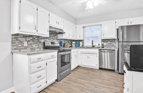 Mission House | ♦Stylish Home ♦Corner Lot♦Full Kitchen♦Backyard♦BBQ♦10min→DT♦Google Fiber♦
