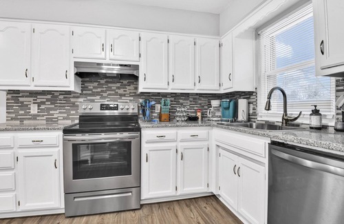 Mission House | ♦Stylish Home ♦Corner Lot♦Full Kitchen♦Backyard♦BBQ♦10min→DT♦Google Fiber♦