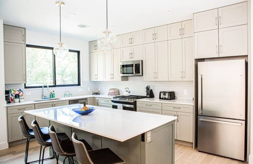Highland House | Stylish Home, Dedicated WFH, Conveniently Located
