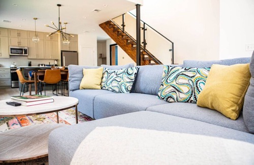 Highland House | Stylish Home, Dedicated WFH, Conveniently Located