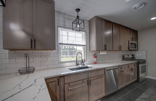 Gary House | Stylish Home Near BP/Hospitals