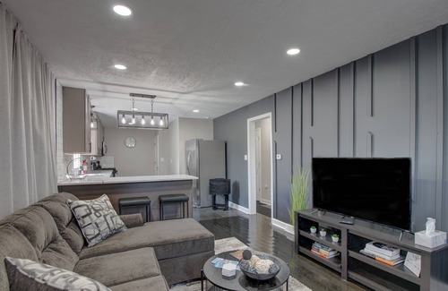 Gary House | Stylish Home Near BP/Hospitals