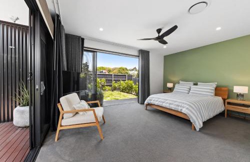 Marcus Beach House | Stylish Home near Noosa & Peregian, walk to Beach