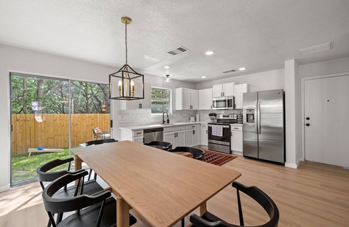 Maverick Creek House | Stylish home near UTSA, La Cantera, The Rim, and Six Flags
