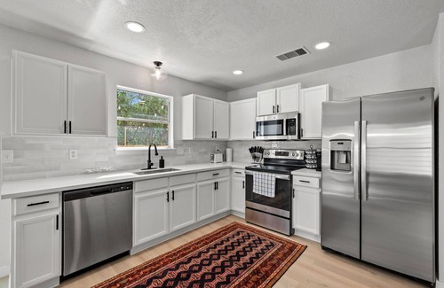 Maverick Creek House | Stylish home near UTSA, La Cantera, The Rim, and Six Flags