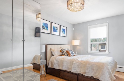 Broadview North Apartment | stylish home, sleeps 5, Free Parking with Tesla Charger