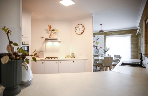 Esperance House | Stylish home to accommodate everyone. Only minutes away from town centre.