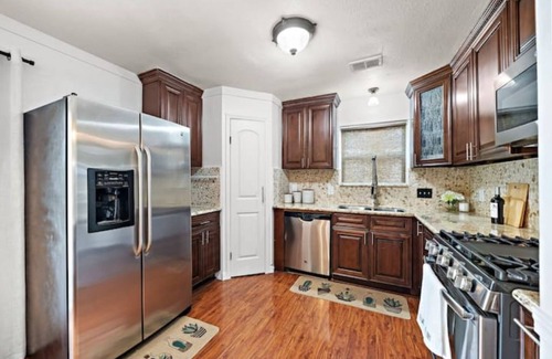 Houston House | Stylish Home w Breakfast Bar in Prime Location!