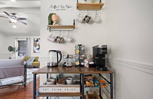 Houston House | Stylish Home w Breakfast Bar in Prime Location!