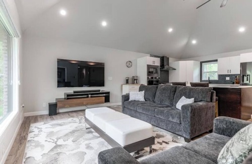 Mission House | Stylish Home with 2-Car Garage, Home Office 1 Gig WiFi, Dog Friendlynn