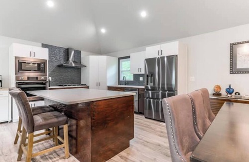 Mission House | Stylish Home with 2-Car Garage, Home Office 1 Gig WiFi, Dog Friendlynn