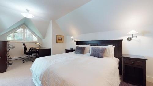 Blackcomb House | Stylish Home with Mountain Views by Harmony Whistler
