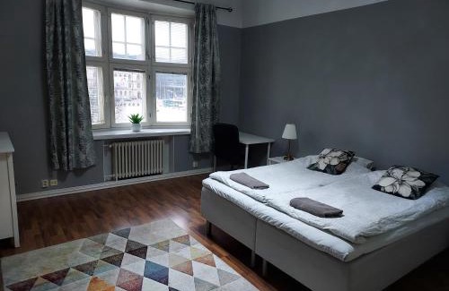 Kluuvi Apartment | Stylish home with stunning views of the railway square 74m2