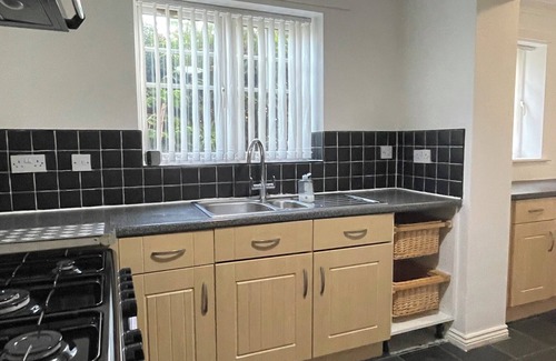 Marston Green House | Stylish house for contractors + family, NEC, HS2.