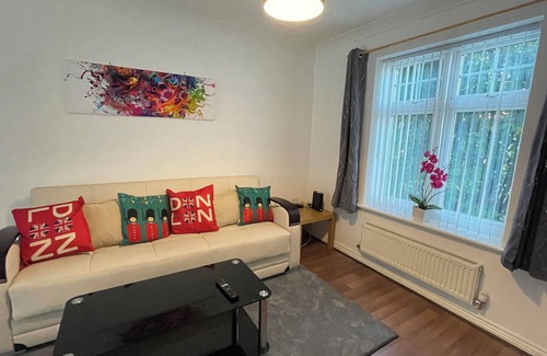 Marston Green House | Stylish house for contractors + family, NEC, HS2.