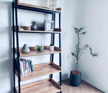Pakuranga Apartment | Stylish Industrial Holiday House in Pakuranga Free Wifi Netflix