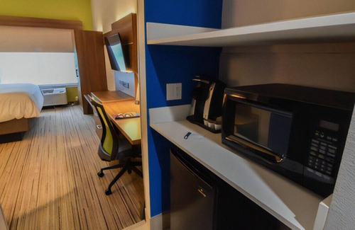 Pike House | Stylish & Inviting King Room w/ Free Breakfast!