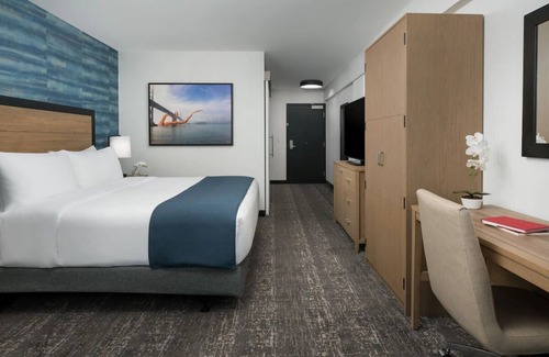 Fisherman's Wharf Hotel | Stylish King, Caza, Minutes to Fisherman's Wharf, Tranquil Room
