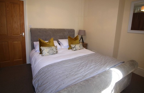 Basingstoke Apartment | Stylish large one bedroom apartment with courtyard area