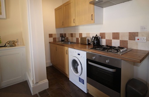 Basingstoke Apartment | Stylish large one bedroom apartment with courtyard area