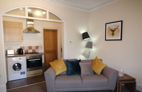 Basingstoke Apartment | Stylish large one bedroom apartment with courtyard area