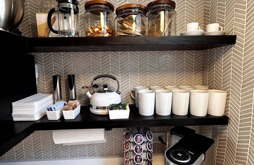 Edgewater Condo | STYLISH-LOCAL-COMFY-SAFE 5 night min.