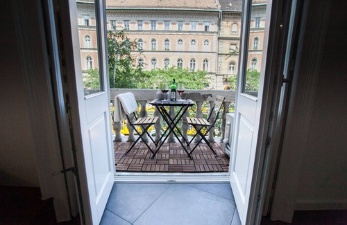 Terezvaros Apartment | Stylish Loft with BALCONY