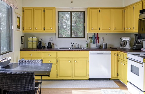 Sioux City House | Stylish lofted w/private driveway, garage and backyard