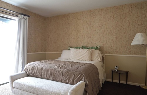 Sioux City House | Stylish lofted w/private driveway, garage and backyard