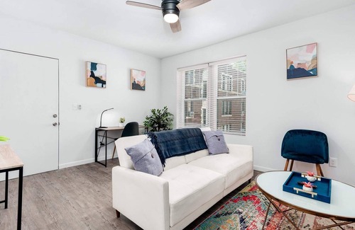 DeBaliviere Place Apartment | Stylish Luxe 2BR Apartment Cozysuites W/parking! 2E