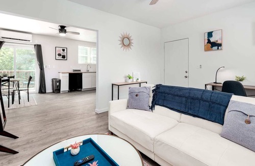 DeBaliviere Place Apartment | Stylish Luxe 2BR Apartment Cozysuites W/parking! 2E