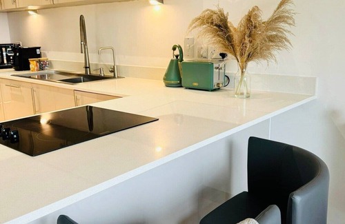 Maidstone Apartment | Stylish Maidstone Apt – Private Parking Included