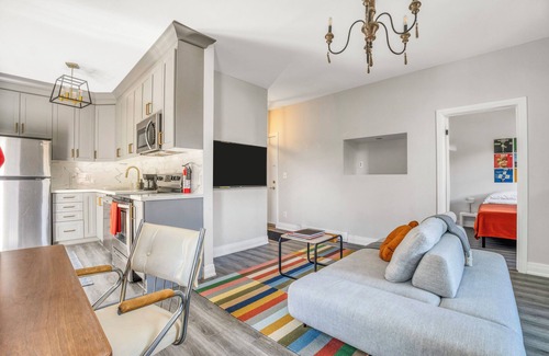 Peterborough Apartment | Stylish Mid-Century Stay, 5 Mins to Hospital