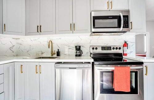 Peterborough Apartment | Stylish Mid-Century Stay, 5 Mins to Hospital