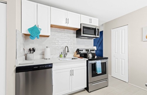 Warren Apartment | Stylish Mid-Century | 2BD | CentralHZ