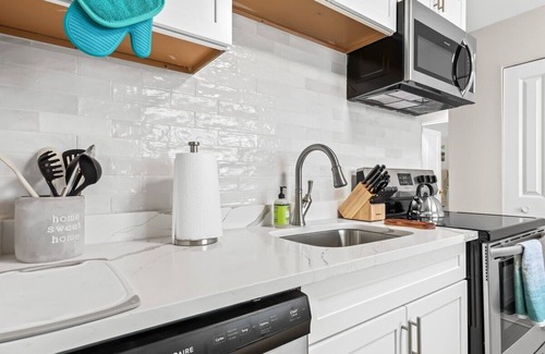 Warren Apartment | Stylish Mid-Century | 2BD | CentralHZ