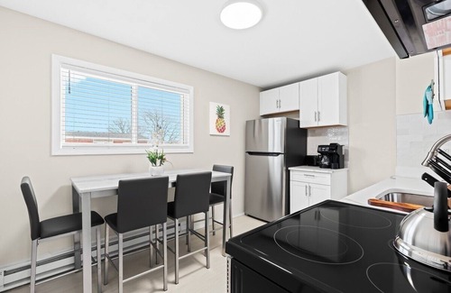 Warren Apartment | Stylish Mid-Century | 2BD | CentralHZ