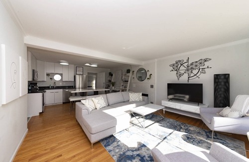 Parole House | Stylish Midcentury Ranch Pet-Friendly Home Just 1.5 Miles from Navy Stadium One-Level Living