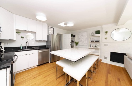 Parole House | Stylish Midcentury Ranch Pet-Friendly Home Just 1.5 Miles from Navy Stadium One-Level Living