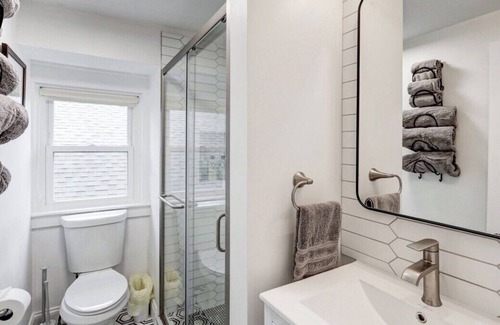 Ephrata Apartment | Stylish & Modern 1BR|Free Parking★Great Location!