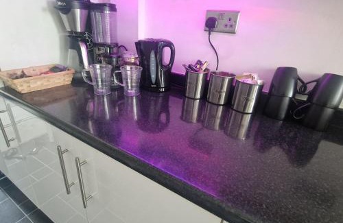 Chapeltown Apartment | Stylish & Modern 2 Bed House With Free Parking Leeds