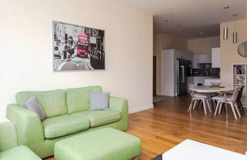 Peninsula Apartment | Stylish + modern 2 bedroom property in Greenwich!