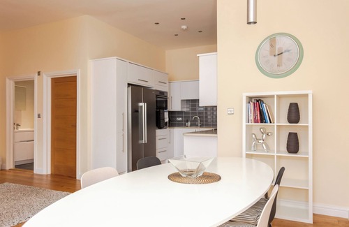 Peninsula Apartment | Stylish + modern 2 bedroom property in Greenwich!