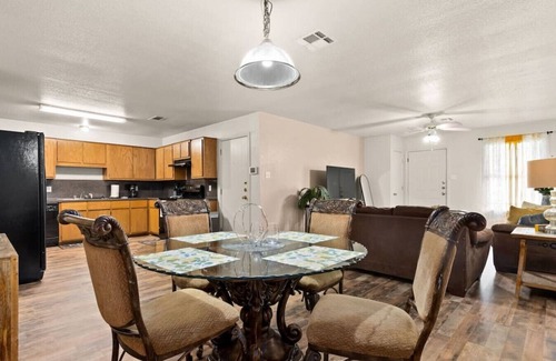 Killeen House | Stylish Modern 2BR/2BA - Spacious & comfy