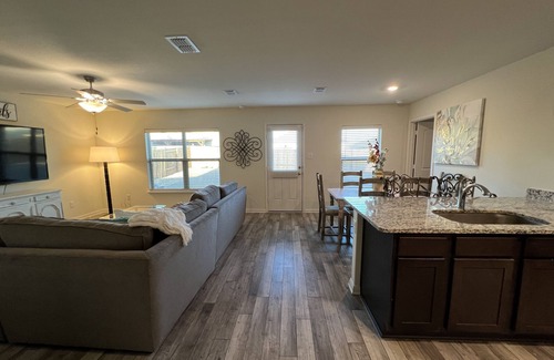 Forney House | Stylish Modern 3BD 2BA 30 minutes to Downtown Dallas Free HS-WiFi