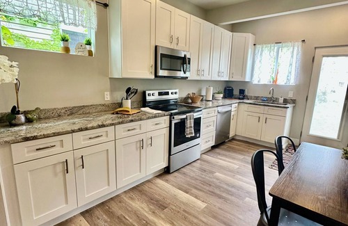 Columbus House | Stylish Modern 3BR 2 Bath Central Free Parking